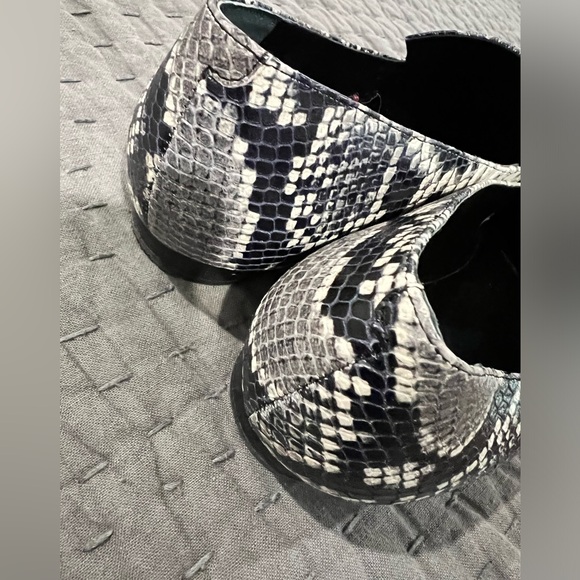 Marc Fisher pointy toe loafer style flat grey snake print size 11 EUC - Picture 3 of 3